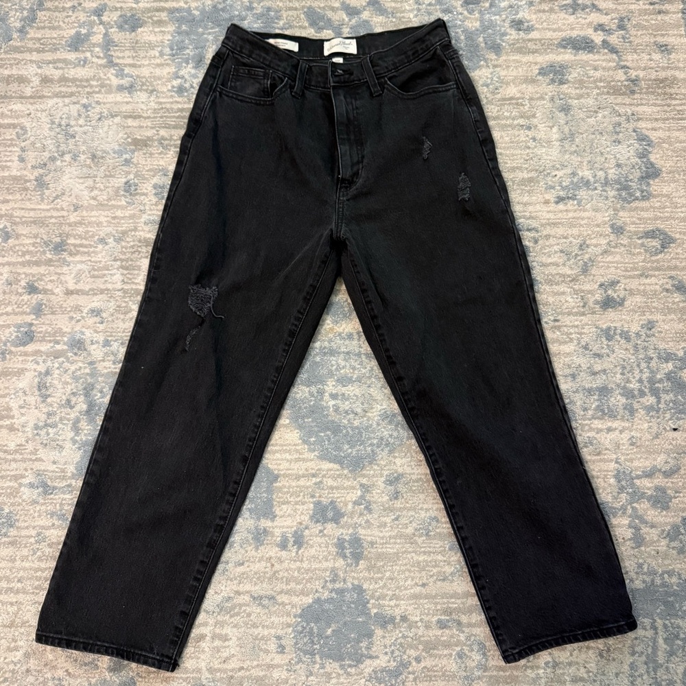 Universal threads. Size 8. Straight leg. Black. Distressed.